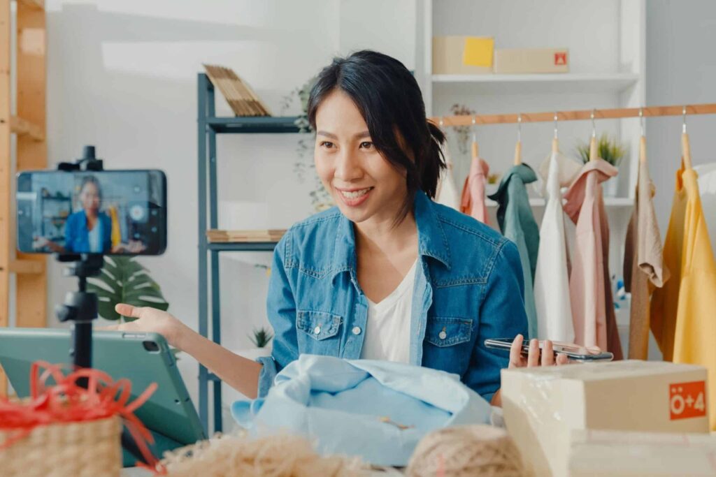 Chica implementando su estrategia de live shopping en 7 pasos